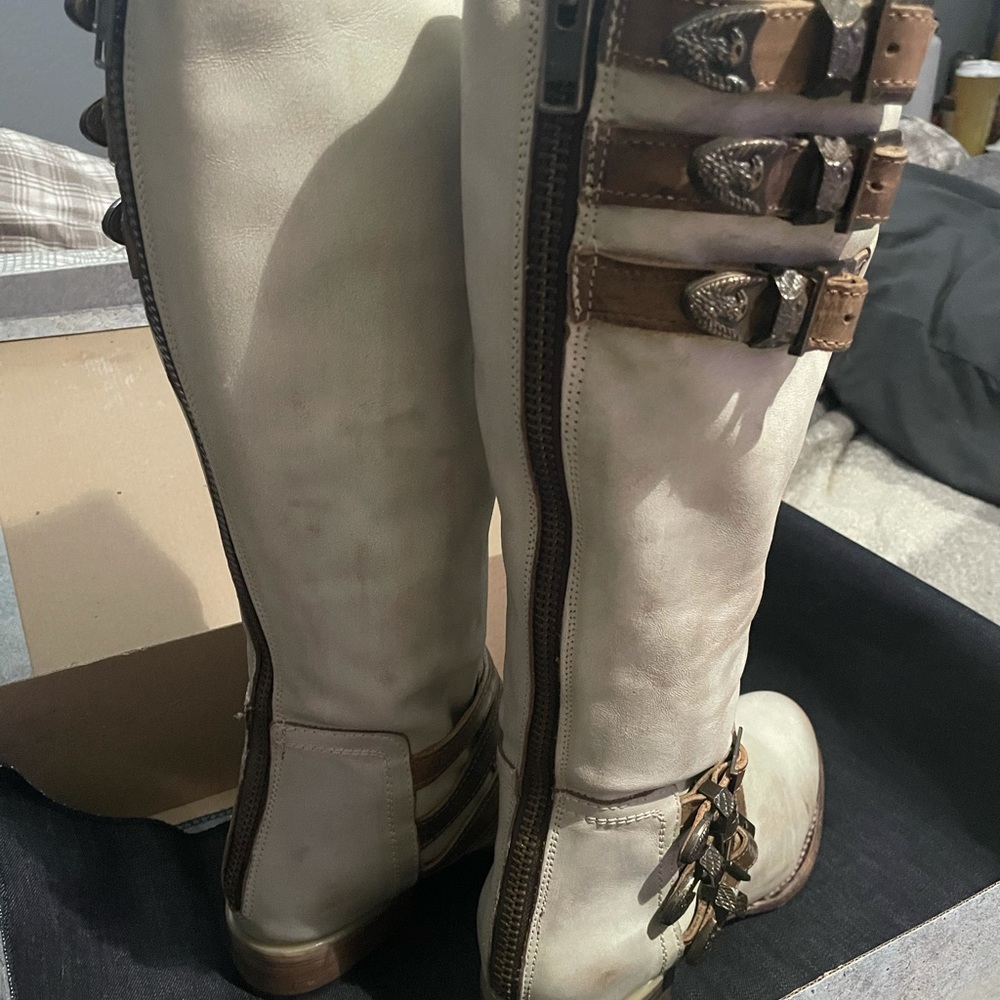 **SOLD** Raylene - Ice ((size 10)) - Picture 4 of 6